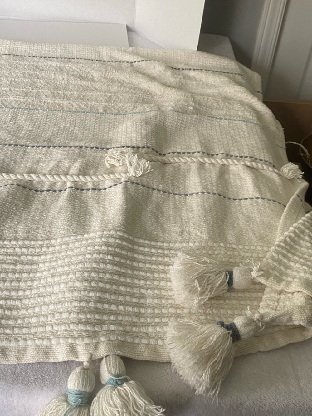 NWT Throw Blanket Hampton Collection Cream Colour/Blue Accents 50x60 - Picture 6 of 6